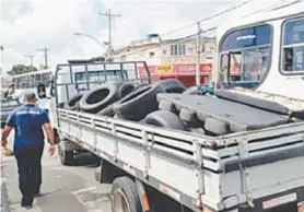  ??  ?? Ação apreendeu autopeças e alimentos na Feira Livre de Acari