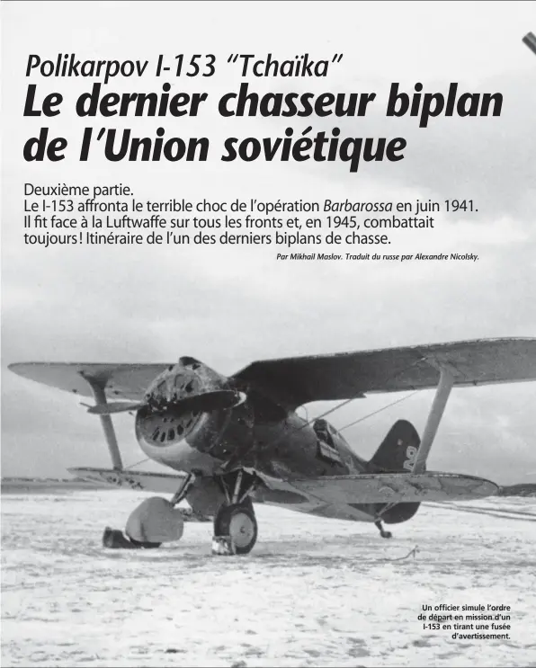  ?? MIKHAIL MASLOV ?? Un officier simule l’ordre de départ en mission d’un I-153 en tirant une fusée d’avertissem­ent.