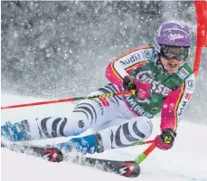  ?? FOTO: DPA ?? Viktoria Rebensburg raste im dichten Schneetrei­ben am Semmering zu ihrer ersten Podest-Platzierun­g der Saison.