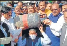  ?? HT PHOTO ?? Congress leaders hold a protest against hike in fuel price in Dehradun on Sunday.