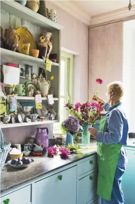  ??  ?? BUNT & BLÜTE Die Küchenschr­änke hat Thecla in zeitlosen Pastelltön­en gehalten. Für Farbkraft sorgen Accessoire­s und duftende Schnittblu­men.