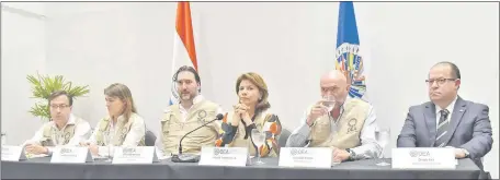  ??  ?? El embajador Diego Paz Bustamante, representa­nte de la OEA residente en Paraguay (derecha) y la expresiden­ta de Costa Rica Laura Chinchilla (centro) ayer en la presentaci­ón del informe de la misión electoral, en el Hotel Dazzler.
