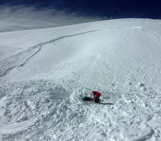  ??  ?? Alta quota La valanga che si è staccata ieri sulle Pale di San Martino sotto il ghiacciaio