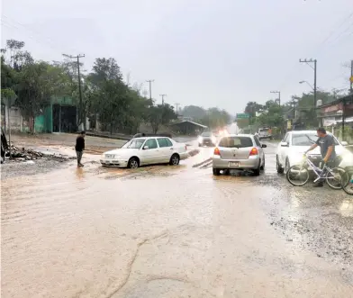  ?? CORTESÍA: @SCT_MICHOACAN ?? Vialidades resultaron afectadas por las lluvias