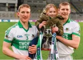  ?? PIARAS Ó MÍDHEACH/ SPORTSFILE ?? Kanturk’s John McLoughlin (left) and Lorcán McLoughlin and his daughter Caoimhe celebrate with the cup after the AIB IHC final