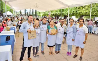  ??  ?? Se entregó reconocimi­ento a las participan­tes como cocineras tradiciona­les.