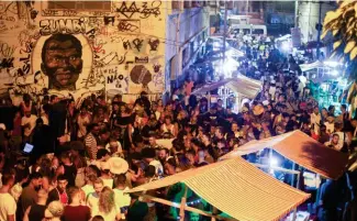  ??  ?? Collé-serré. Dans les rues pavées du centre historique de Rio, on se rassemble pour danser la samba, discuter, boire, manger… Ici, ni masques ni gestes barrières.