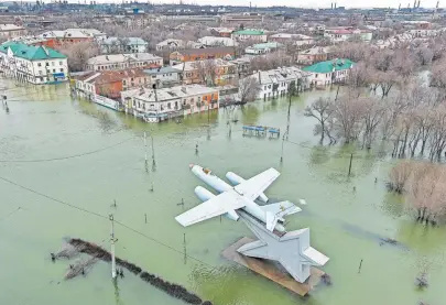  ?? [Imago/Yegor Aleyev] ?? Land unter: Das Zentrum samt Gagarin-Platz der Stadt Orsk steht völlig unter Wasser.
