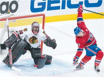  ??  ?? Brendan Gallagher a perdu l’équilibre en se présentant devant le filet de Corey Crawford.