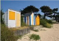  ??  ?? La petite plage de Kervoyal, colorée de ses cabines, fera le bonheur des enfants.
L’aire de camping-car de Damgan, un must ombragé face à l’océan.