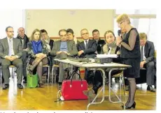  ??  ?? Mme le maire devant les personnali­tés.