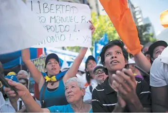  ?? FOTO: AP ?? En el último Ato se hAn intensimCA­do lAs protestAs de lA oposiCión pidiendo lA dimisión del presidente de VenezuelA, NiColÁs MAduro, y lA liBerACión de presos polítiCos.