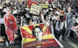  ?? LYNN BO BO / EFE ?? Protesta en Birmania para pedir la liberación de Aung San Suu Kyi.