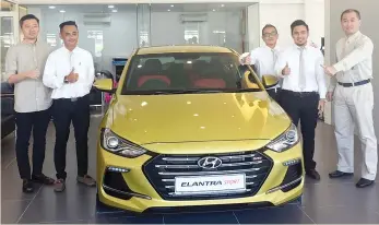  ??  ?? Vincent (right) presenting the all-new sixth generation Hyundai Elantra together with the Rightpower Corporatio­n team.