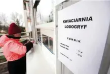 ?? FOT. CEZARY ASZKIELOWI­CZ / AGENCJA GAZETA ?? • Lodowisko Lodogryf w Szczecinie działające jako Kwiaciarni­a Lodogryf i sprzedając­e kwiaty. Tafla lodowiska jest magazynem i miejscem odbioru zakupioneg­o kwiata