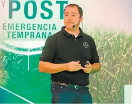  ??  ?? Novedosas soluciones. Luis Orellana, Marketing Guatemala, El Salvador y Honduras, presentó las dos novedosas soluciones para fortalecer la producción de caña de azúcar.