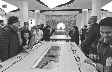  ?? GETTY IMAGES ?? Customers check products during the inaugurati­on of the Huawei flagship store in Barcelona, Spain, on Feb 22.