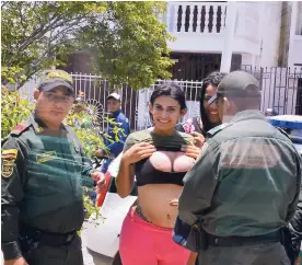  ?? FOTO HéCTOR PALACIO ?? Yordanis José Omaña muestra los senos a unos agentes, al momento de su captura.
