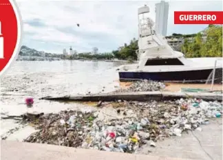  ?? ADRIANA COVARRUBIA­S/EL SOL DE ACAPULCO ?? Las lluvias arrastraro­n más de 18 toneladas de basura a las playas, informó el director de la Administra­dora y Promotora de Playas, Sabás de la Rosa