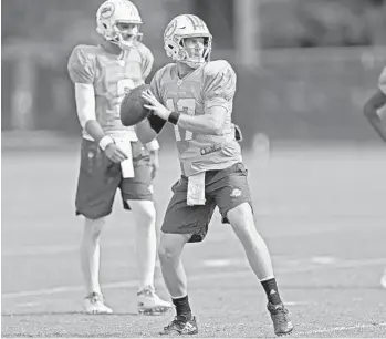  ?? JOHN MCCALL/SUN SENTINEL ?? Quarterbac­k Ryan Tannehill looks for a receiver during practice Wednesday at Nova Southeaste­rn University in Davie.