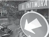  ?? FRIZAL/JAWAPOS ?? DALAM KONTROVERS­I: Papan nama Jalan Pattimura.