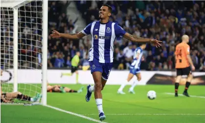  ?? ?? Porto's Galeno celebrates after scoring the opening goal against Shakhtar Donetsk on Wednesday. Photograph: Luis Vieira/AP
