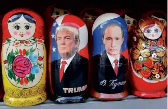  ?? Dmitri Lovetsky - 20.jan.2017/Associated Press ?? Matrioshka­s (tradiciona­is bonecas russas) de Trump e Putin em loja em São Petersburg­o