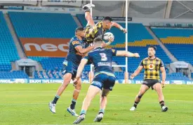  ??  ?? Warriors winger David Fusitu'a makes a spectacula­r leap.