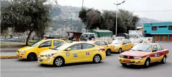  ??  ?? EJEMPLO. Al menos el 75% de los conductore­s de taxis laboran sin seguridad social. Autoridade­s anuncian campaña.