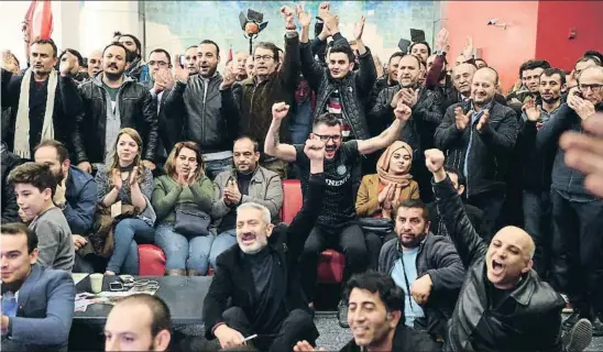  ?? STR / AFP ?? Euforia
La oposición del CHP celebrando su victoria en Ankara; han exorcizado el riesgo de quedar como partido arrinconad­os en la costa del Egeo y de Tracia, es decir, de la Turquía más europea