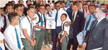  ?? PIC BY AMRULLAH ABDUL KARIM ?? Deputy
Education Minister Datuk P. Kamalanath­an (centre) with students at the launch of the Anti-Bullying Campaign in Rawang yesterday.