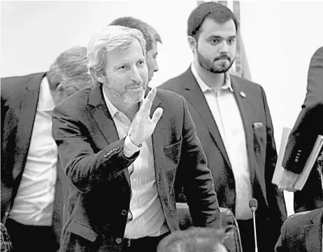  ??  ?? Frigerio, uno de los negociador­es de votos peronistas, estuvo ayer en la Cámara de Diputados