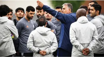  ??  ?? Queiroz (centre) gestures as he talks to his players a training session in Bakovka outside Moscow, ahead of the Russia 2018 World Cup tournament. — AFP photo