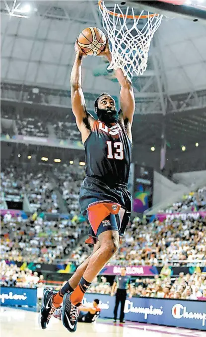  ?? IMAGO7 ?? James Harden, a punto de retacar el balón durante la semifinal del Mundial de España 2014.