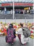  ?? Archivfoto: Peter Kneffel, dpa ?? Blumen erinnerten an die Menschen, dieder Amokläufer in München im und um das Olympia-Einkaufsze­ntrum getötet hat.