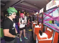  ?? DENIS POROY — INVISION FOR NINTENDO/THE ASSOCIATED PRESS ?? Cosplayers Leo Camacho, left, and Heidi O’Ferrall play Splatoon 2 for the Nintendo Switch system Thursday at Comic-Con 2017in San Diego. Splatoon 2 launched Friday exclusivel­y for Switch.