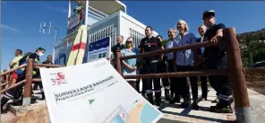  ?? (Photos Philippe Arnassan) ?? Hier au poste de secours du Veillat, le patron des pompiers du Var (à droite) et les élus ont lancé officielle­ment la saison des surveillan­ces de plage.