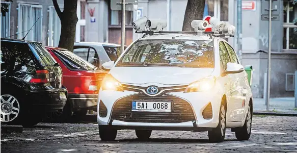  ?? Foto: František Vlček, MAFRA ?? Kontrolor Auta zaparkovan­á v nových zónách v Praze 5 a 6 od včerejška kontrolují monitorova­cí vozidla s kamerami. Ty dokážou přečíst registračn­í značky a systém následně vyhodnotí, jestli má konkrétní automobil parkovací oprávnění nebo jestli jeho řidič zaplatil stání přes aplikaci či parkovací automat. Pokud ne, putují data k městské policii.