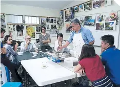  ??  ?? El maestro Rivera disfrutaba de compartir sus conocimien­tos con los artistas emergentes.