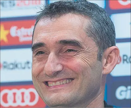  ?? FOTO: PERE PUNTÍ ?? Ernesto Valverde, sonriente en la previa del Deportivo-Barça Habló con optimismo de su futuro en el club