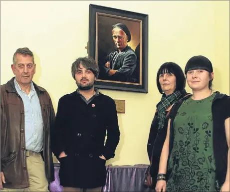  ?? Picture: John Stevenson. ?? Attending the unveiling of the portrait of Michael Marra at Lochee library were the artist, Donald Smart, with Michael Marra’s son Matthew, his widow Peggy and daughter, Alice.