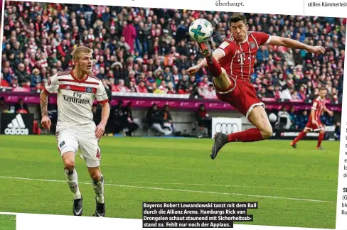  ??  ?? Bayerns Robert Lewandowsk­i tanzt mit dem Ball durch die Allianz Arena. Hamburgs Rick van Drongelen schaut staunend mit Sicherheit­sabstand zu. Fehlt nur noch der Applaus.