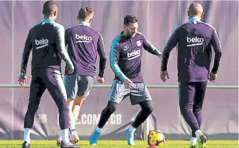  ??  ?? CULÉS. Lionel Messi trabajó ayer con normalidad junto con sus compañeros del FC Barcelona.