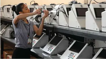  ?? | foto: ?? Actualment­e se preparan las urnas electrónic­as que se emplearán en las elecciones del próximo 2 de octubre. Tomada de Evaristo SA/AFP