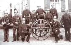  ?? Foto: Feuerwehr ?? Die Feuerwehr Krumbach Hürben im Jahr 1888. Die Löschgerät­e dieser Zeit erinnern nicht einmal entfernt an die Hightech Geräte der Gegenwart.