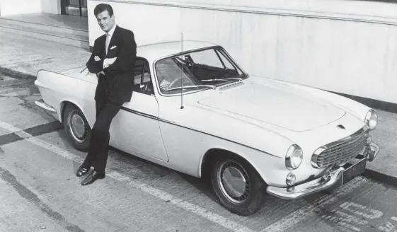  ?? Bilder: TT ?? I tv-serien ”Helgonet” spelades privatdete­ktiven Simon Templar, som körde en P1800, av Roger Moore.