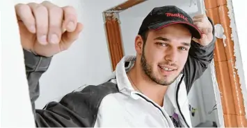  ?? Foto: Silvio Wyszengrad ?? Der Augsburger Michael Rauscher verdient sein Geld als Fliesenleg­er, doch eigentlich wäre er lieber Musiker. In der Casting Show „Deutschlan­d sucht den Superstar“kam er nun eine Runde weiter.