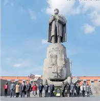  ?? BLANCA E. GUTIÉRREZ ?? pies del Monumento a Juárez se colocó una ofrenda floral