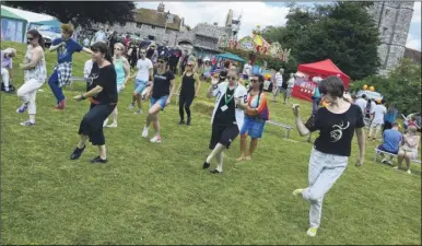  ?? Picture: Paul Amos FM4813292/FM4813296 ?? Above and below right, Dance Vision kept the crowds entertaine­d at the annual Charing fete