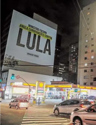  ?? REUTERS ?? Una pantalla anuncia en Sao Paulo la exoneració­n de Lula